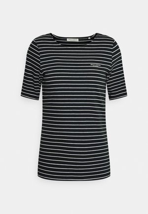Schwarzes T-Shirt mit kurzen Ärmeln, weißen horizontalen Streifen und kleinem weißen "Marc O'Polo" Logo auf der linken Brust.