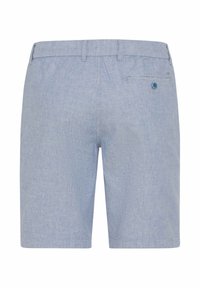 Lichtblauwe herenshorts met riemlussen en een enkele achterzak met een blauwe knoopsluiting.
