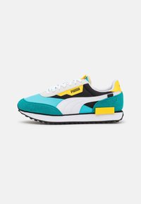 Türkis-weiße Sneaker mit schwarzen und gelben Akzenten. Hergestellt aus Wildleder und Mesh, mit einer leichten Sohle und strukturierten Details.