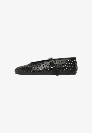 Zapato plano negro con una correa Mary Jane, con patrones geométricos recortados y una hebilla plateada en el lateral.
