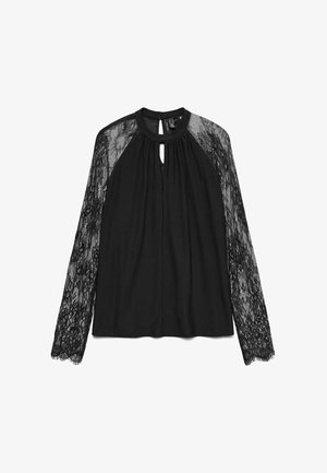 Svart bluse med lange ermer med blonder på ermene, rund halslinning og åpning foran med nøkkelhull. Glatt stoff med blondekant.