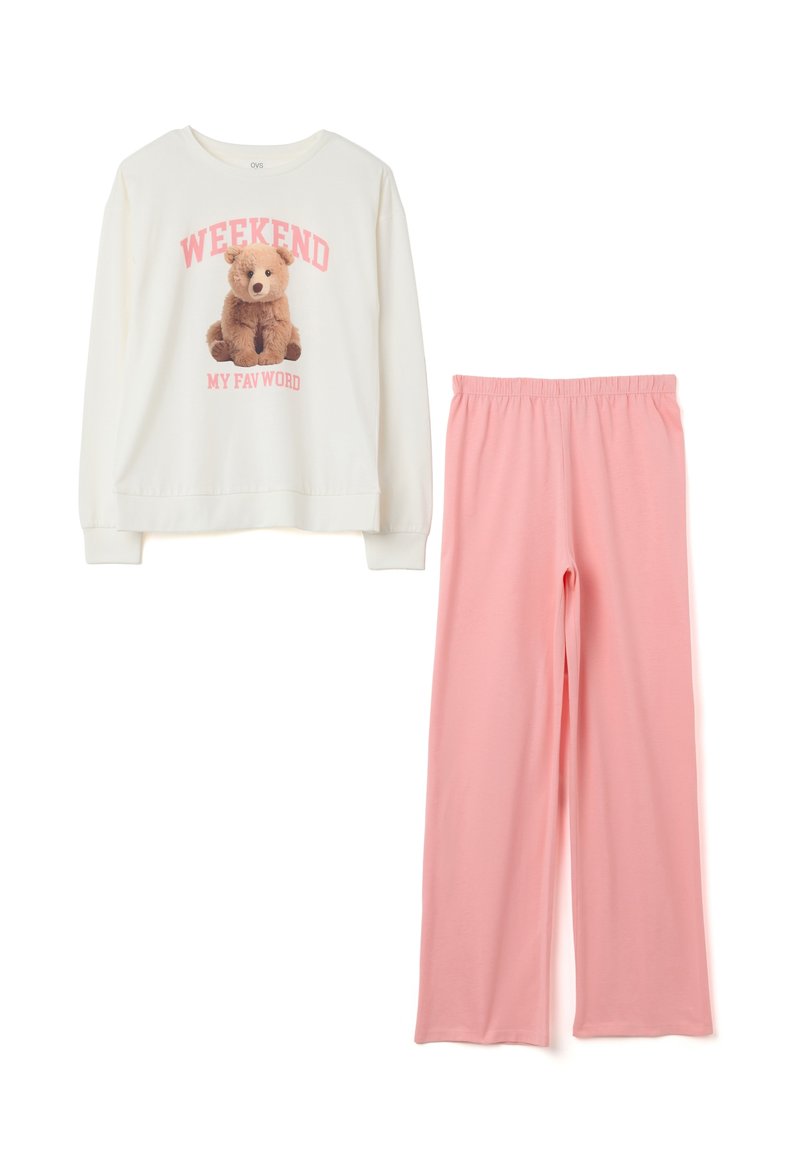 Haut à manches longues blanc avec un ours en peluche et le texte "WEEKEND MON MOT PRÉFÉRÉ", associé à un pantalon rose à taille élastique et coupe large.
