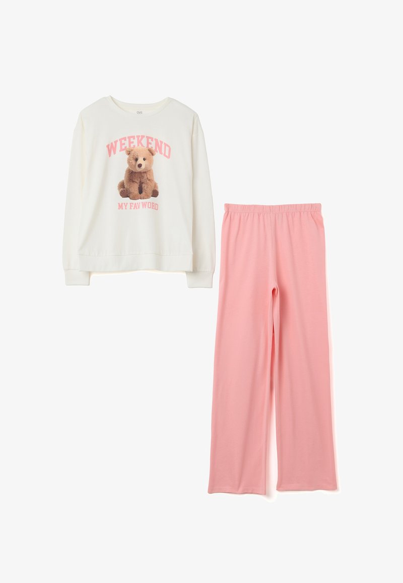 Witte lange mouwtop met teddybeer en de tekst "WEEKEND MY FAV WORD" gecombineerd met roze wijde elastische broek.