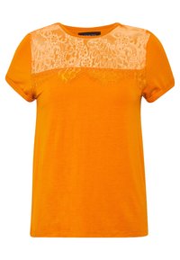 Oranžové tričko s krátkým rukávem a krajkovým panelem přes hrudník. Hladká textura, kulatý výstřih a rovný lem s jemnými třásněmi.