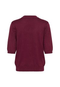 Bordový pletený pulóver s trojštvrťovými rukávmi, okrúhlym výstrihom a textúrovaným povrchom. Obsahuje bočné rozparky na leme.