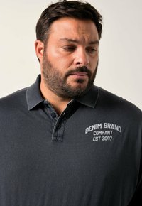 Tmavě šedá polokošile s límečkem, na hrudi s potiskem loga "DENIM BRAND COMPANY EST 2007", s knoflíky a texturovanou látkou.