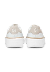 Sneakers bianchi in pelle con accenti in suede beige, punta rotonda, suola piatta e logo sul tallone e sul lato. Design minimalista con dettagli di cucitura.