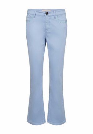 Svetlo modre ženske hlače srednjega pasu z žepki spredaj, zapenjanjem na gumbe in rahlo razširjenimi hlačnicami na belem ozadju.