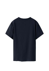 Granatowy, krótkoterminowy t-shirt z bawełny. Prosty design z okrągłym dekoltem, bez widocznych logo ani wzorów. Gładka faktura.