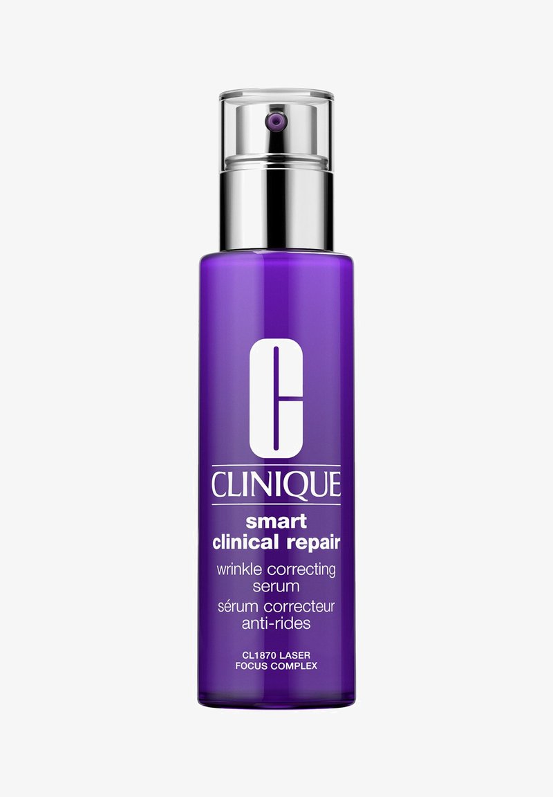Clinique Smart Clinical Repair rimpelcorrigerend serum in een transparante paarse fles met een zilveren pomp en witte logo en tekst.