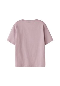 Helles rosa T-Shirt mit kurzen Ärmeln aus Baumwolle, Rundhalsausschnitt und kleinen, dezenten Punktmustern auf den Ärmeln.