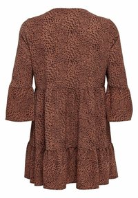Robe marron ample avec motif à pois noirs irréguliers, manches trois-quarts, ourlet à volants étagés et coupe décontractée.