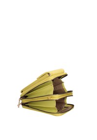 Portafoglio giallo in pelle con diversi scomparti con zip, texture liscia e profilo sottile con dettagli di cucitura a contrasto.