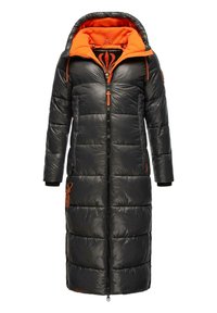 Čierna prešívaná bunda s oranžovým fleece podšívkou, dlhý dizajn, zipsová uzávierka, nastaviteľná kapucňa a kontrastné zipsy na vreckách.