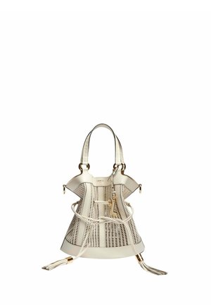 Sac à main en cuir blanc avec détails perforés, deux poignées, une bandoulière réglable avec des pampilles, et des accents en métal doré.