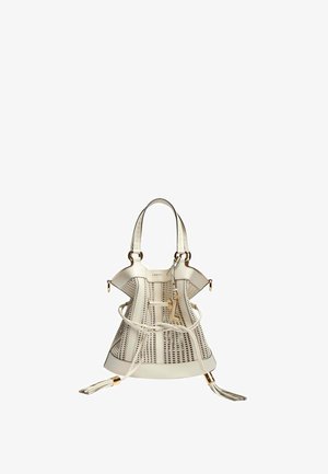 Sac à main en cuir blanc avec détails perforés, deux poignées, une bandoulière réglable avec des pampilles, et des accents en métal doré.