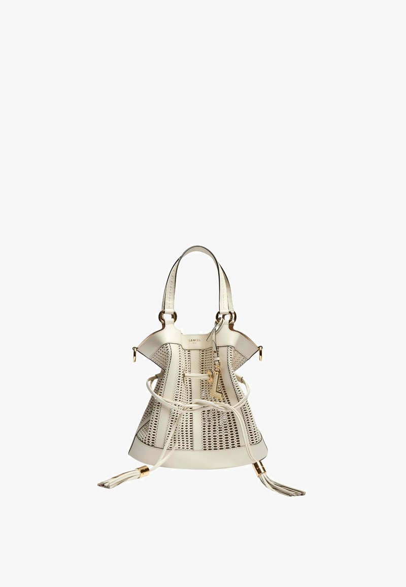 Sac à main en cuir blanc avec détails perforés, deux poignées, une bandoulière réglable avec des pampilles, et des accents en métal doré.