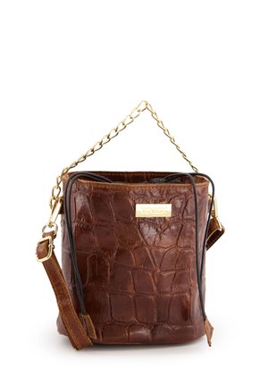 Brązowa skórzana torba typu bucket z teksturą krokodyla, złotym łańcuchem na pasku oraz dekoracyjną tabliczką z logo VENEZIA z przodu.
