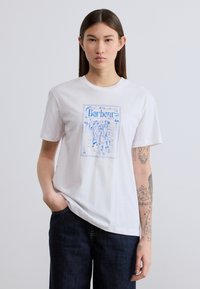 Λευκό βαμβακερό t-shirt με μπλε γραφική εικόνα ενός σχεδίου και τη λέξη "Barbour" σε περίγραμμα. Κοντά μανίκια και στρογγυλή λαιμόκοψη.