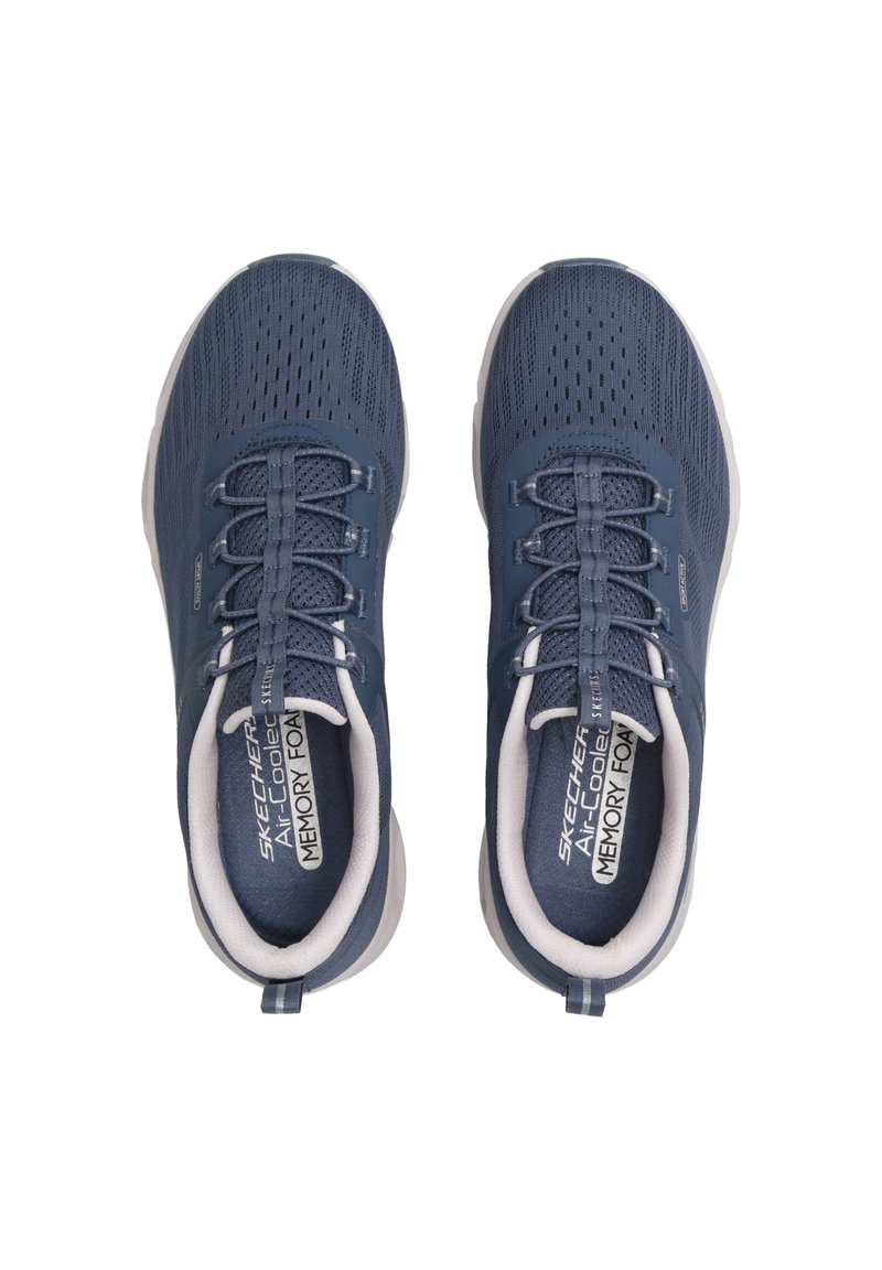 Zapatillas deportivas de malla azul marino con detalles en blanco, que cuentan con un collarín acolchado, cordones elásticos y una suela acolchada para mayor comodidad.
