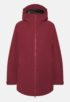 Chaqueta impermeable burdeos con capucha, cierre delantero y dos grandes bolsillos de parche. Textura suave, diseño informal y corte de longitud media.