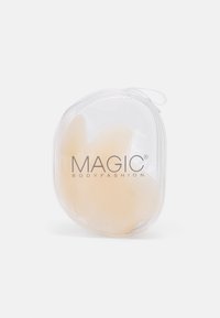 Selipar plastik jernih yang mengandungi sisipan bra silikon. Sisipan berwarna beige terang, berbentuk oval, dengan tekstur yang licin. Logo dicetak pada selipar.