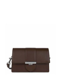 Borsa a clutch in pelle marrone con chiusura a pattina, dotata di un gancio in argento, una parte frontale decorata e una tracolla regolabile.