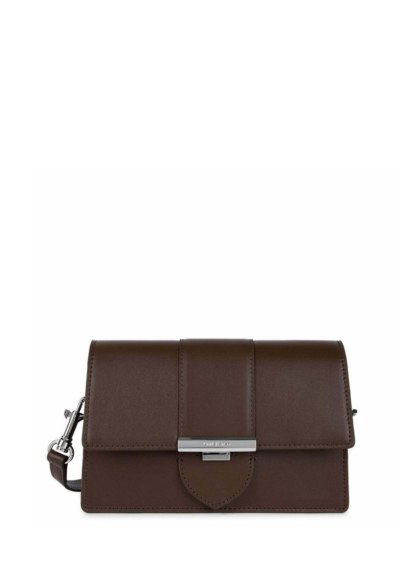 Borsa a clutch in pelle marrone con chiusura a pattina, dotata di un gancio in argento, una parte frontale decorata e una tracolla regolabile.