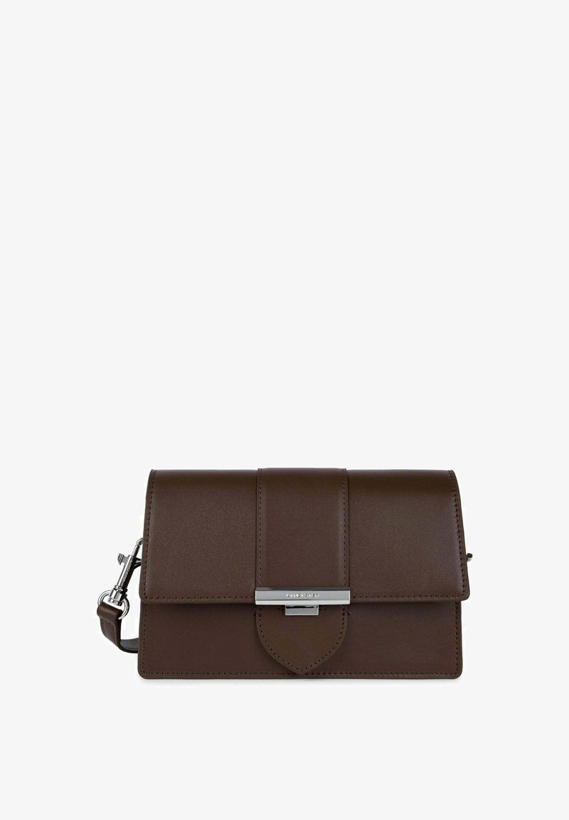 Borsa a clutch in pelle marrone con chiusura a pattina, dotata di un gancio in argento, una parte frontale decorata e una tracolla regolabile.