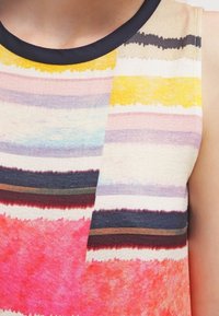 Ärmös topp med ett flerfärgat randigt mönster i rosa, gult och blått, med en svart halsringning och mjuk textur.