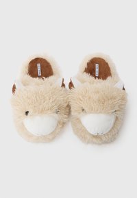 Chaussons en peluche beiges ressemblant à un mouton ; dotés d'un museau blanc, d'oreilles et d'une semelle marron. Texture douce avec des détails cousus.
