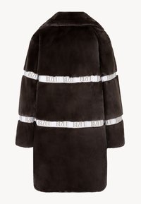 Bruin nepbontjas met brede, horizontale strepen en een witte band met het "BIZUU" logo. Losse pasvorm met brede mouwen en een ronde kraag.