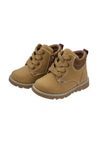 Botas de tobillo marrones hechas de material sintético. Las características incluyen un diseño de cordones, cremallera lateral, acentos marrones contrastantes y suela texturizada.