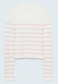 Ribbat långärmad crop top i vitt med rosa horisontella ränder; har en mock neck och figurnära silhuett. Mjuk textur.