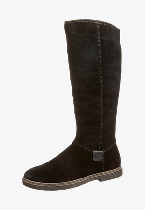 Botte en suede noire à hauteur de genou avec une texture lisse, des coutures contrastantes et un petit talon. Présente un petit logo près de la cheville.
