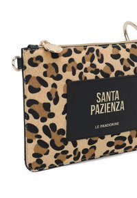 Clutch con stampa leopardata in beige e nero con motivo testurizzato. Presenta una targhetta nera con logo in lettere dorate e una cerniera dorata.