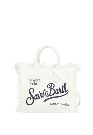 Bolsa tote blanca con flecos, asas y correa, con el texto "The place to be Saint Barth Summer Paradise" en letra negra en el frente.
