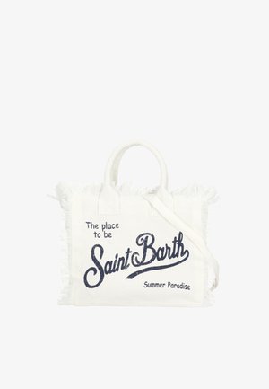 Bolsa tote blanca con flecos, asas y correa, con el texto "The place to be Saint Barth Summer Paradise" en letra negra en el frente.