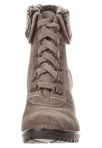 Stivale in suede marrone per l'inverno con lacci spessi, occhielli in metallo e un colletto in morbido pelliccia piegato, visto frontalmente.