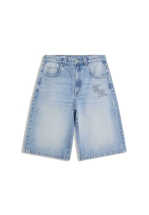 Short en denim bleu clair avec poches avant, passants pour ceinture, fermeture par bouton et zones délavées, avec un petit logo « TR » sur la cuisse droite.