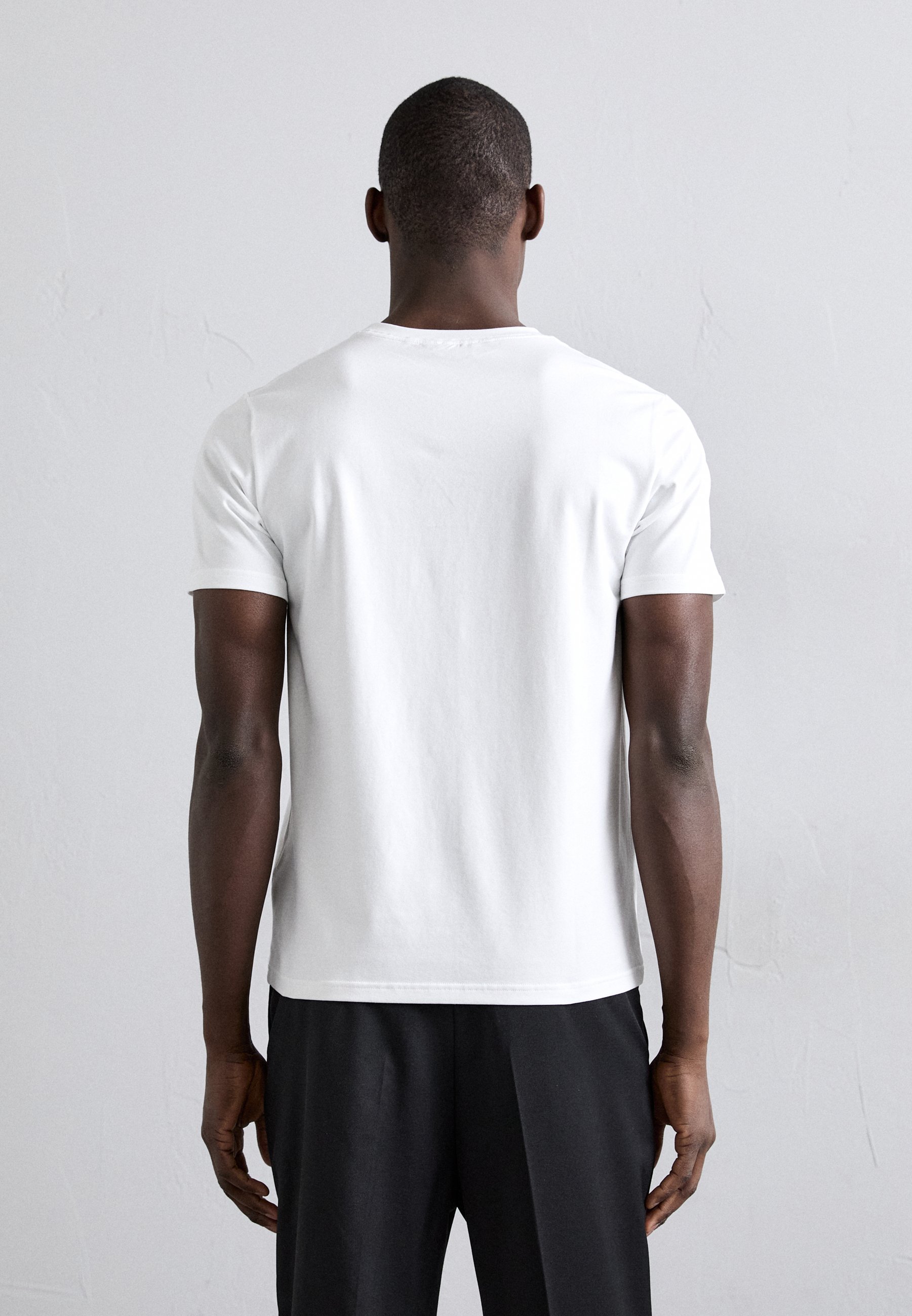 【関税込み】Filippa K ホワイト クルーネックTシャツ Filippa K Heavy Cotton Crew Neck T-Shirt White at CareOfCarl.com