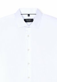 Camicia bianca con colletto strutturato, sette bottoni sul davanti e un'etichetta di tessuto che indica taglia e marca.