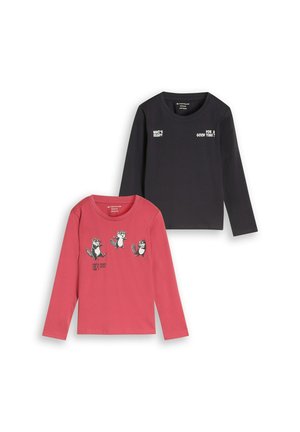Zwei langärmelige Kinderhemden, eines schwarz mit weißem Text, eines rosa mit drei Cartoon-Waschbären und kleinem Text.