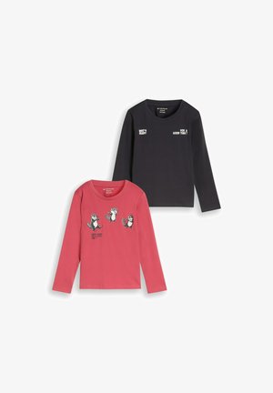Zwei langärmelige Kinderhemden, eines schwarz mit weißem Text, eines rosa mit drei Cartoon-Waschbären und kleinem Text.