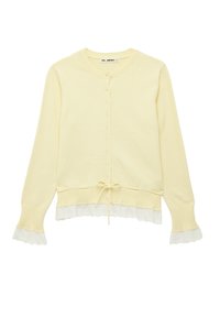 Cárdigan de manga larga color amarillo pálido con botones, puños acanalados, cordón ajustable en la cintura y ribete de encaje blanco en las mangas y el dobladillo.