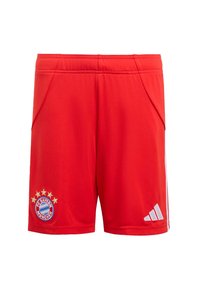 Červené atletické šortky vyrobené z ľahkej tkaniny, s bočnými vreckami, logom FC Bayern Mníchov a bielymi trojpruhovými akcentmi.