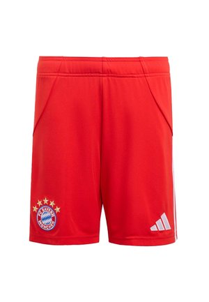 Pantaloni corti sportivi rossi realizzati in tessuto leggero, dotati di tasche laterali, logo del FC Bayern Monaco e strisce bianche in tre colori.