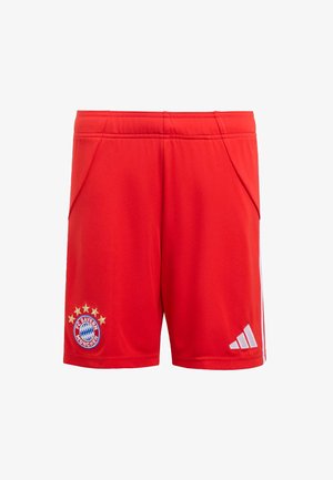 Pantalones cortos deportivos rojos hechos de una tela ligera, con bolsillos laterales, logo del FC Bayern Munich y acentos de tres rayas blancas.