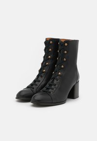 Chie Mihara MAIDA - Botins de atacadores - black
