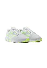 Tênis atléticos brancos com detalhes em verde neon, apresentando um cabedal em malha, colarinho acolchoado e sola texturizada. Cadarços e marca visíveis.